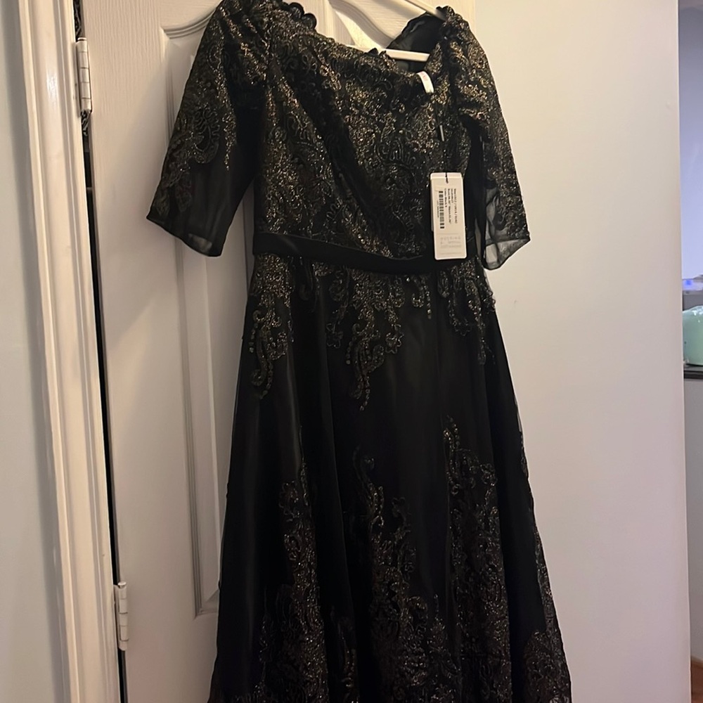 A- Line scoop neck tea length Size 12 Mother of the Bride black dress. New w tag